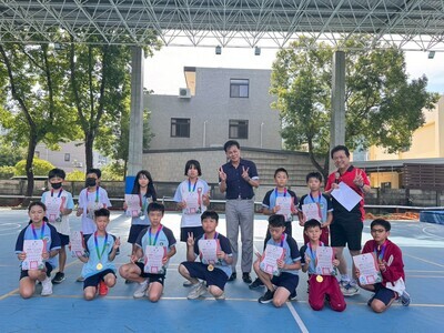 恭喜翁子國小學生榮獲115年臺中市豐原區體育會【理事長盃】匹克球團體錦標賽活動表現優異,晨會頒發證書合照