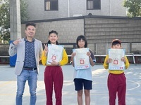 恭喜翁子國小學生 榮獲TC台中酷玩英語專區高年級組認證，晨會頒發證書合照圖片