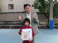 三年乙班李恩希榮獲「第33屆全國兒童聯想創作畫比賽三年級組 第三名」，晨會頒發證書合照圖片