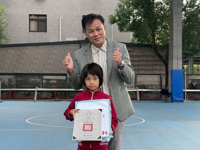三年乙班李恩希榮獲「第33屆全國兒童聯想創作畫比賽三年級組 第三名」，晨會頒發證書合照圖片