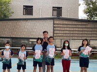 恭喜翁子國小學生參加114學年度全校四五六年級學生體適能檢測活動【榮獲金牌獎狀】佳績,晨會頒發證書合照