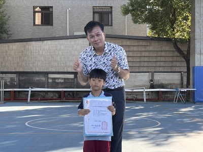 二年甲班 張恩碩 參加梧棲區溜冰錦標賽 (全區錦標)，晨會頒發證書合照圖片