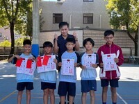 恭喜翁子國小學生參加2026豐原區【成憶盃】青少年網球錦標賽活動 (全區錦標) 榮獲佳績,晨會頒發證書合照