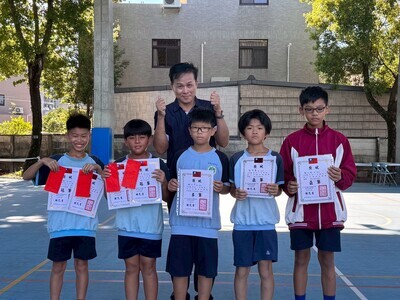 恭喜翁子國小學生參加2026豐原區【成憶盃】青少年網球錦標賽活動 (全區錦標) 榮獲佳績,晨會頒發證書合照
