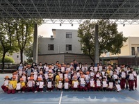 恭喜翁子國小學生 榮獲2-6年級識字量進步獎，晨會頒發證書合照