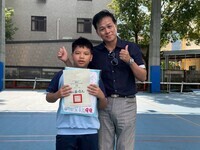 恭喜四年甲班 劉峻瑋 榮獲臺中市英語朗讀佳作,晨會頒發證書合照