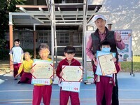 恭喜翁子國小學生 榮獲「音樂晉級檢定」，晨會頒發證書合照圖片