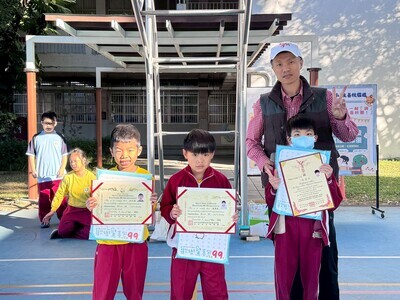 恭喜翁子國小學生 榮獲「音樂晉級檢定」，晨會頒發證書合照圖片