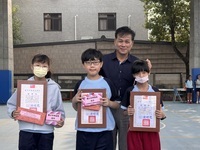 翁子國小學生參加本部舉辦115年度豐原區國中、小學繪畫寫生比賽榮獲佳績，晨會頒發證書合照