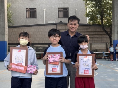 翁子國小學生參加本部舉辦115年度豐原區國中、小學繪畫寫生比賽榮獲佳績，晨會頒發證書合照