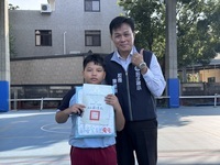 恭喜四年甲班劉峻瑋同學 榮獲親子寫生比賽佳作，晨會頒發證書合照