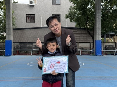 恭喜 二年丙班賴潁倫 參加「造詞造句比賽」榮獲獎項，晨會頒發證書合照圖片