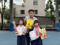 恭喜翁子國小學生參加跆拳道活動榮獲佳績,晨會頒發證書合照