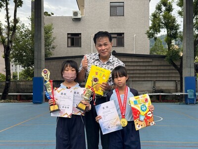 恭喜翁子國小學生參加跆拳道活動榮獲佳績,晨會頒發證書合照