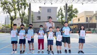恭喜 翁子國小學生參加115年運動i臺灣2.0計畫--臺中市【酷運動】北屯區迷你網球邀請賽活動 榮獲佳績,晨會頒發證書合照