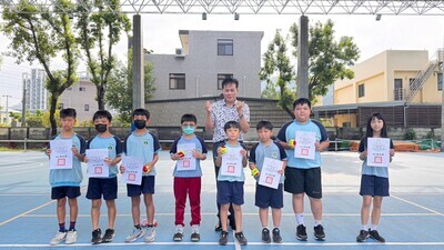 恭喜 翁子國小學生參加115年運動i臺灣2.0計畫--臺中市【酷運動】北屯區迷你網球邀請賽活動 榮獲佳績,晨會頒發證書合照
