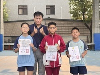 恭喜 翁子國小學生 參加115年臺中市體育總會【主委盃】迷你網球嘉年華減壓球單打錦標賽活動 榮獲佳績，晨會頒發證書合照