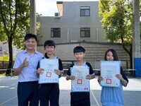 恭喜翁子國小學生參加臺中市語文競賽初賽榮獲佳績,晨會頒發證書合照