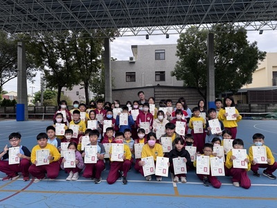 恭喜翁子國小學生 榮獲「Cool English 英閱王得獎名單」，晨會頒獎圖片