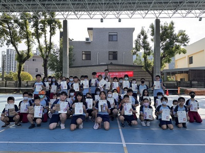恭喜 翁子國小學生參加英閱王榮獲佳績,晨會頒發證書合照