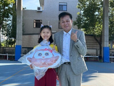 恭喜六年甲班 洪綰檠同學 榮獲114學年度臺中市英語說故事比賽 丙組第2名，晨會頒發證書合照圖片