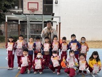 恭喜翁子國小學生 榮獲「114學年度第一學期第一次成績評量及平時學習表現優異 一年級」，晨會頒發證書合照