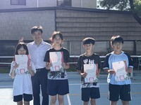 恭喜翁子國小學生參加114學年度畢業典禮主持工作表現卓越,晨會頒發證書合照