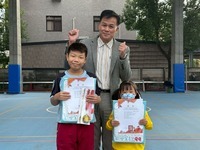 二年乙班連紫晴、六年乙班何丞恩參加「114年臺中市體育總會理事長盃活力山城自由式滑輪速度過樁錦標賽」晨會頒發證書合照