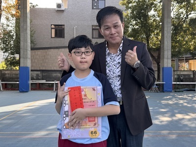 恭喜四年甲班 	劉侑承 榮獲燈籠彩繪比賽佳作，晨會頒發證書合照圖片