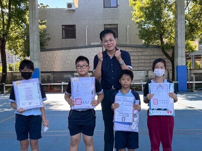 恭喜翁子國小學生參加各項活動榮獲佳績,晨會頒發證書合照