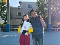 恭喜 六年甲班洪綰檠 榮獲「英語說故事比賽第二名」，晨會頒發證書合照