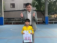 二年甲班 張恩碩參加全國滑輪溜冰錦標賽，晨會頒發證書合照