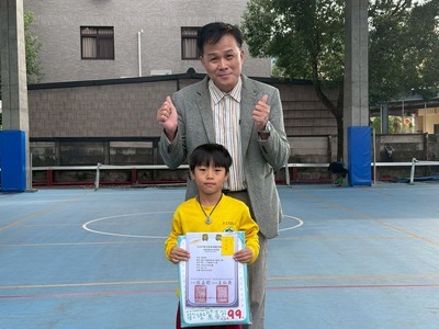 二年甲班 張恩碩參加全國滑輪溜冰錦標賽，晨會頒發證書合照圖片