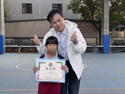 恭喜四年丁班 	江昀熹 榮獲114年第12屆全國競賽數學T&AMC4傑出獎，晨會頒發證書合照圖片