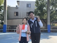 恭喜六年乙班黃妤喬同學 以作品＜回到過去做味噌＞榮獲國語日報刊登，晨會頒發證書合照